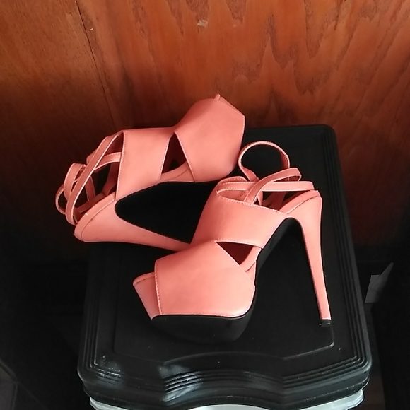 Women Shoes - Picture 6 of 9